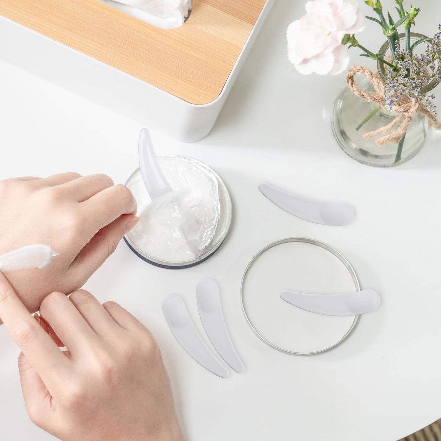 Refillable Cosmetic Sample Jars - 100 Pack 20g (0.7oz) Milti Color Small Travel Containers with Lids + 10 Mini Makeup Spatulas - BPA Free